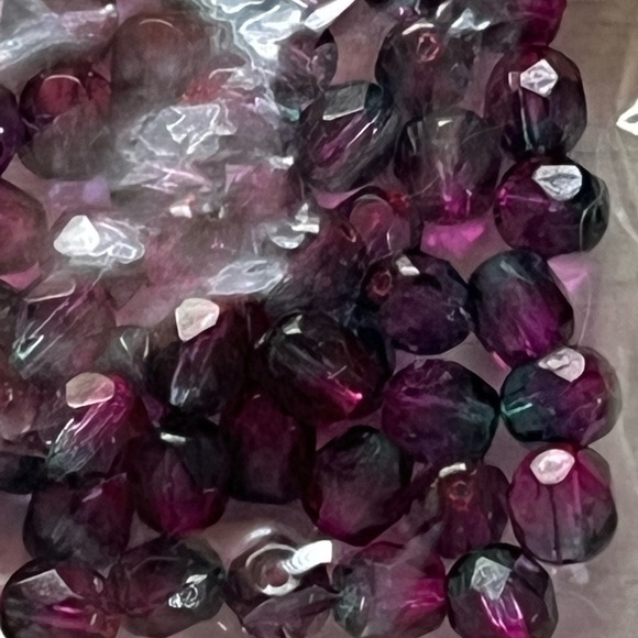 Assortment of fushia shades gemstone and glass beads - Picture 7 of 10